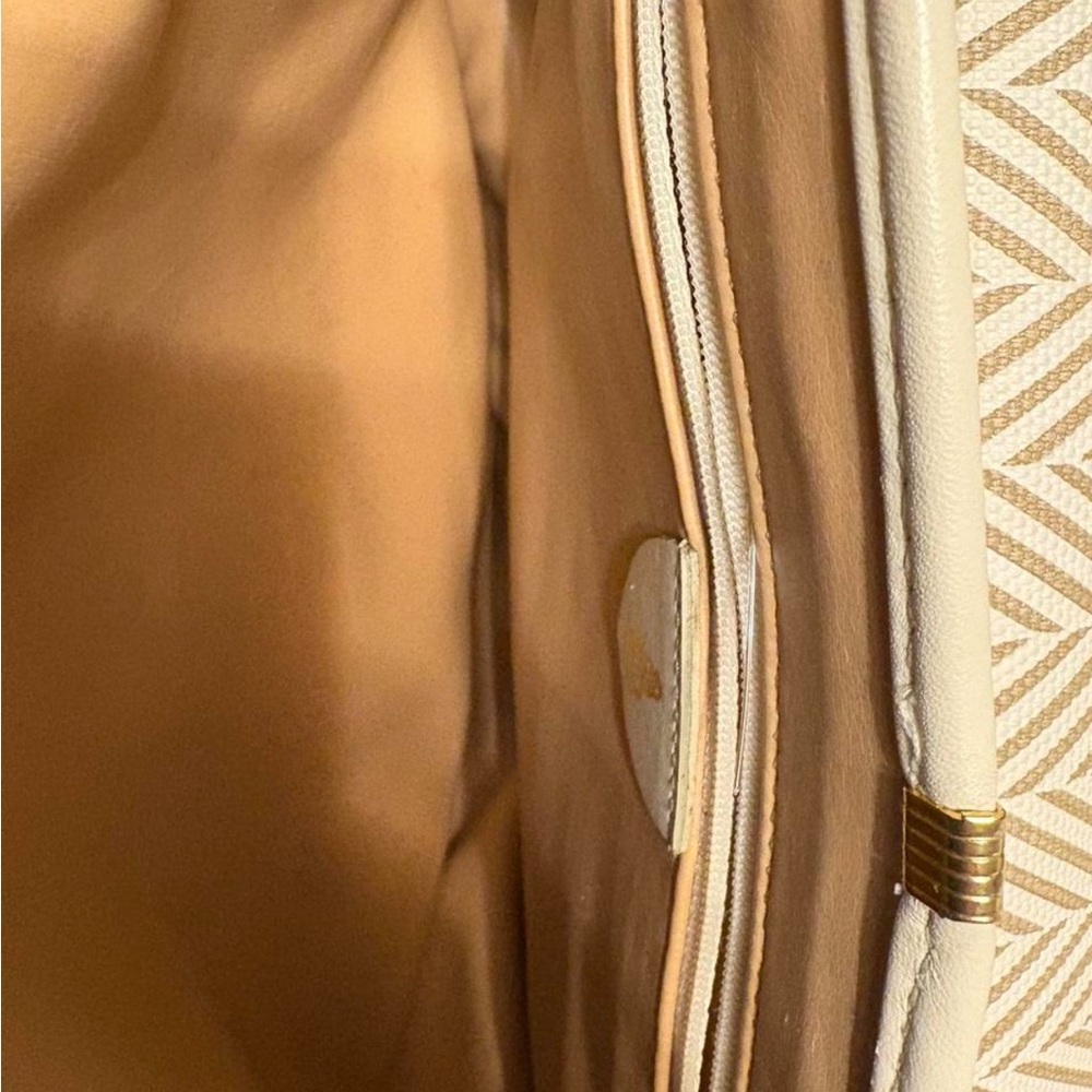 Vintage Chic Beige Crossbody Bag - Picture 7 of 7